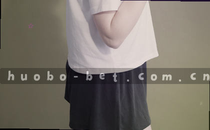 阳光穿过枝叶 投影在地面斑驳